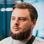 Ukrainian Alliance Чоловік з бородою, який є членом Українського Альянсу.