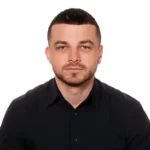 Ukrainian Alliance Чоловік у чорній сорочці представляє Український Альянс.