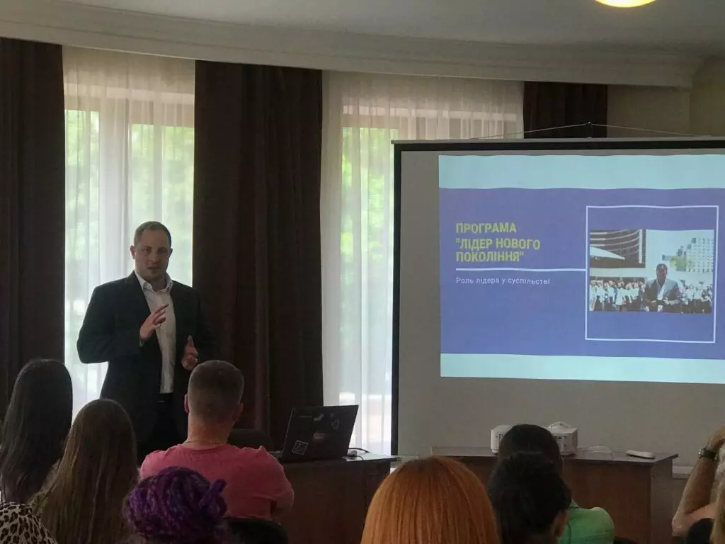 Ukrainian Alliance Чоловік, що стоїть перед екраном, представляє Український Альянс.