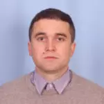 Ukrainian Alliance Чоловік у светрі представляє Український Альянс.