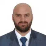 Ukrainian Alliance Чоловік, який представляє Український Альянс у костюмі та краватці.