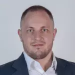 Ukrainian Alliance Чоловік у костюмі на Українському Альянсі.