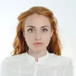 Ukrainian Alliance Жінка в білій сорочці представляє Український Альянс.