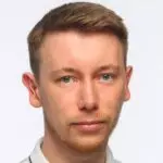 Особа з серйозним обличчям, пов’язана з ГО «Український Альянс».